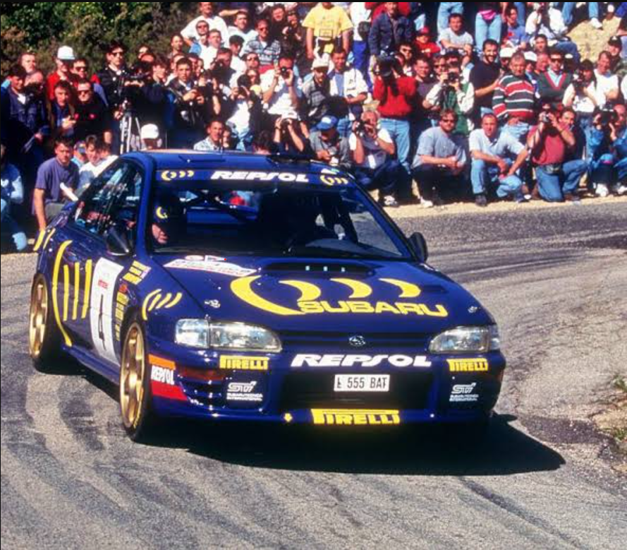 Chiếc Subaru Impreza 555 màu xanh dương đang drift tung bụi mù mịt tại giải đua WRC
